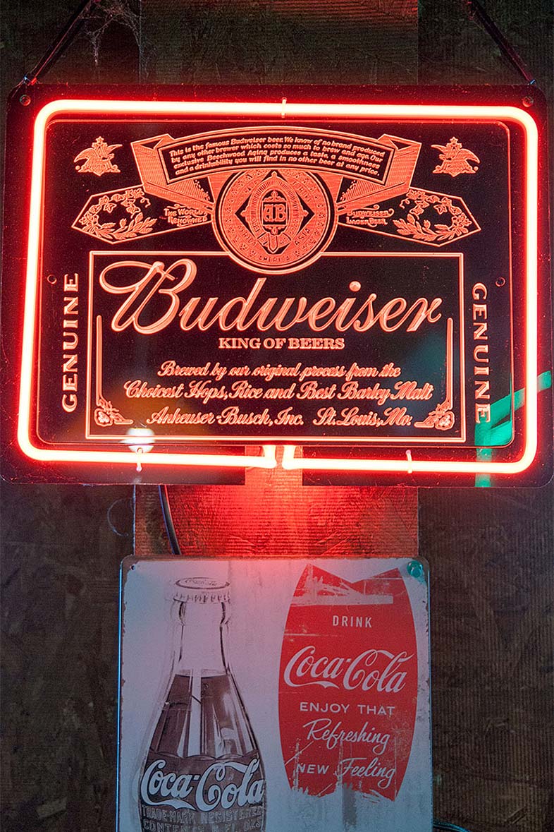バドワイザーのネオン管とコカコーラの看板