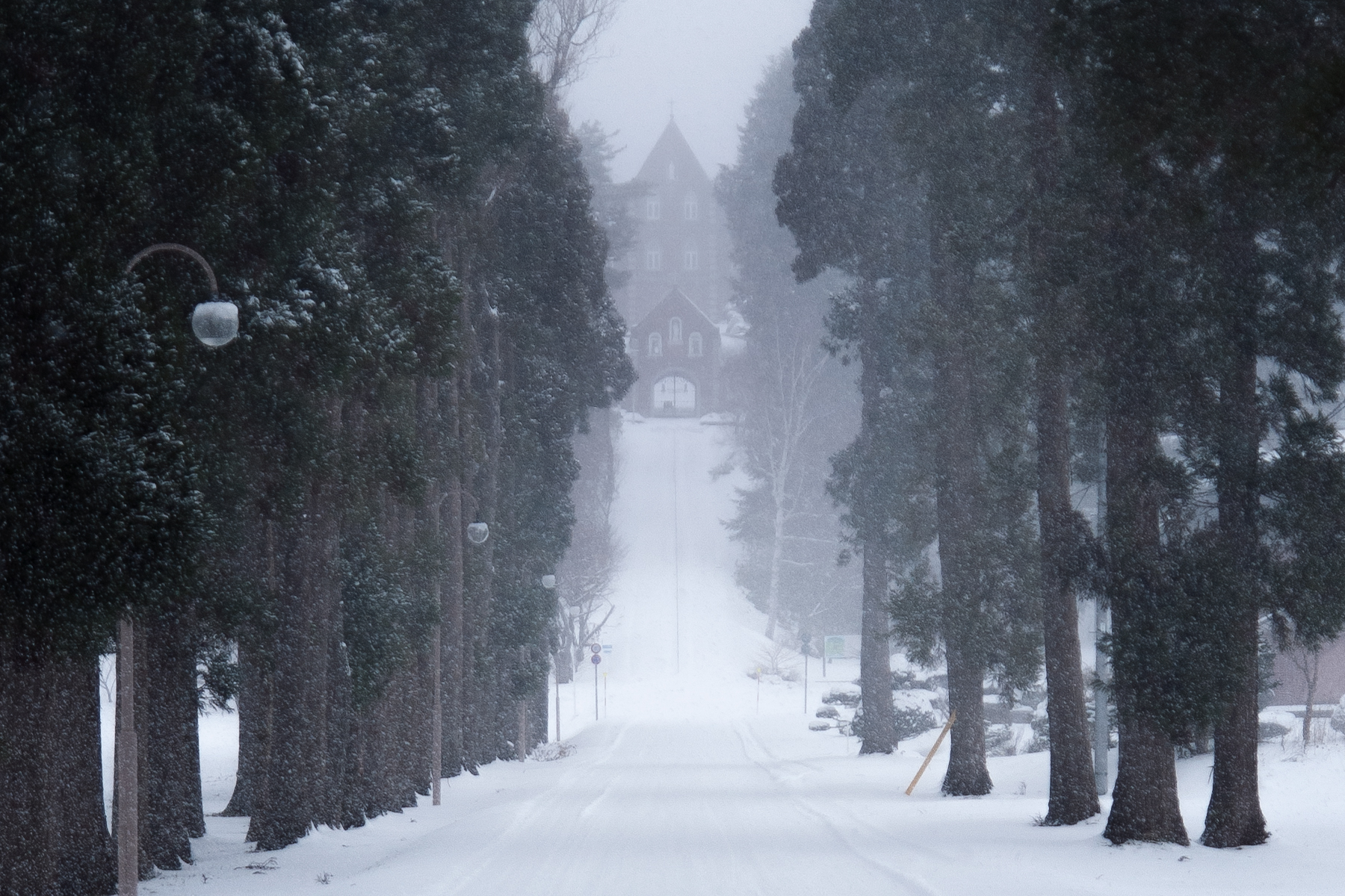 雪にかすむトラピスト修道院