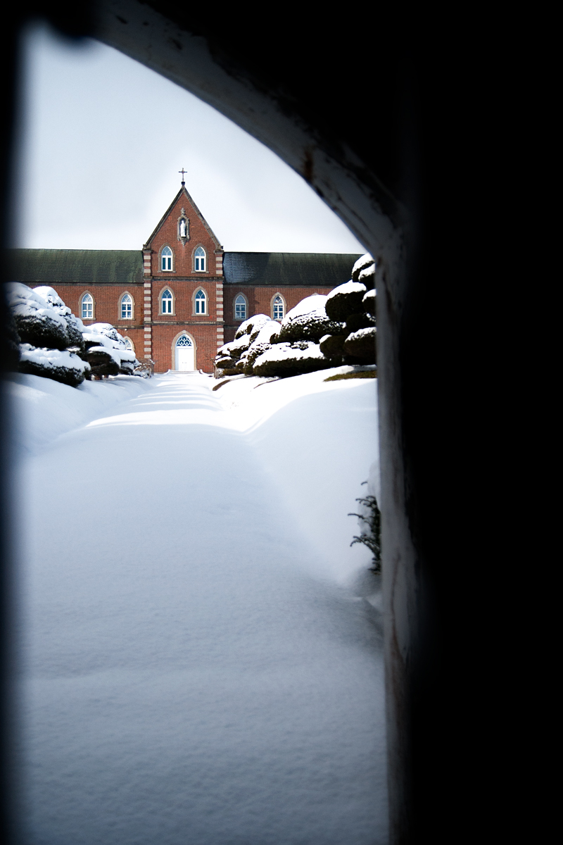 雪が積もる中、落ち着いた姿を見せるトラピスト修道院