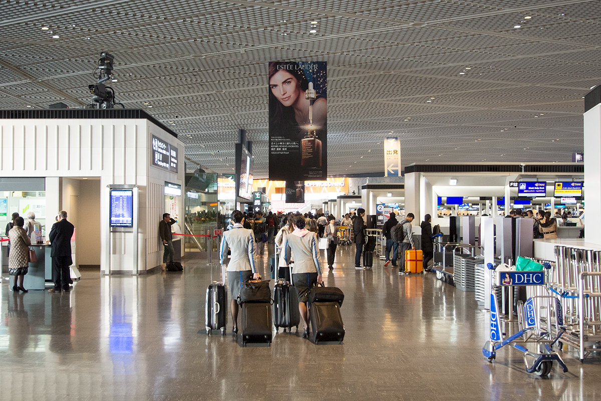 空港内は広く、観光客、CAと人も沢山いた。函館空港よりスケールが半端なくデカい
