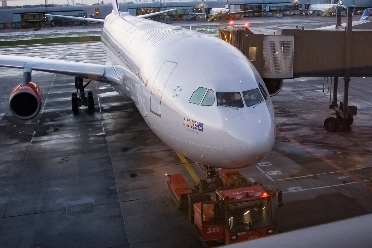 コペンハーゲンで搭乗準備中の航空機