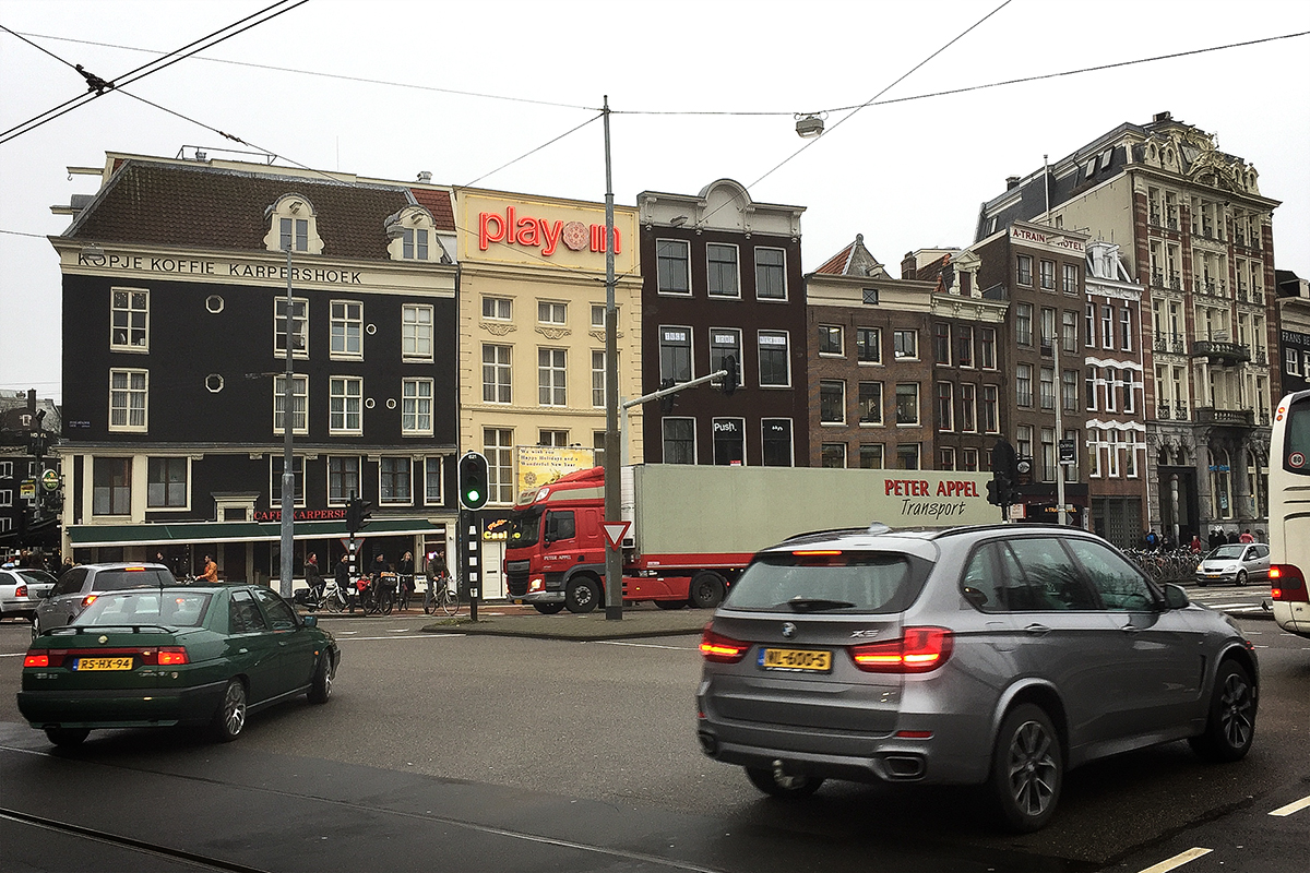 車が行き交うアムステルダムの街