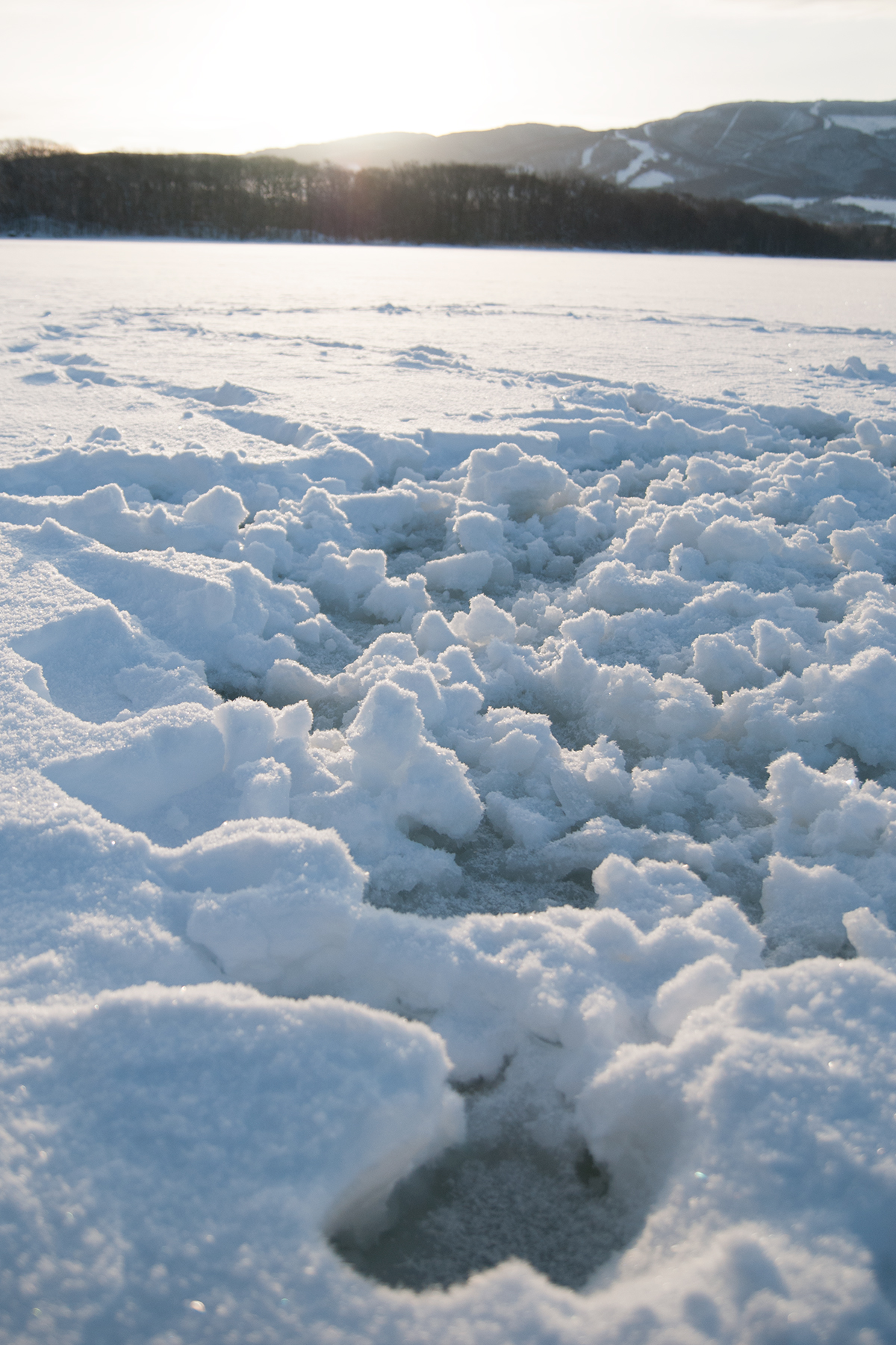 凍り付いた大沼の湖上と足跡