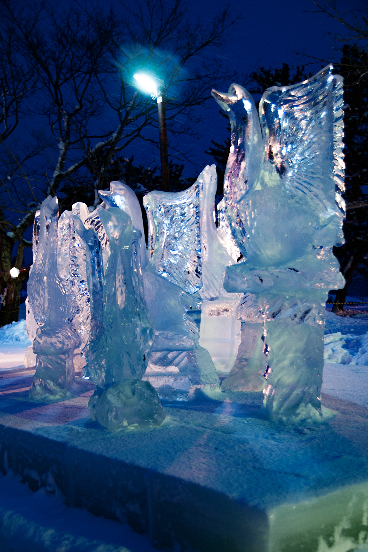 ライトアップされた氷の彫像
